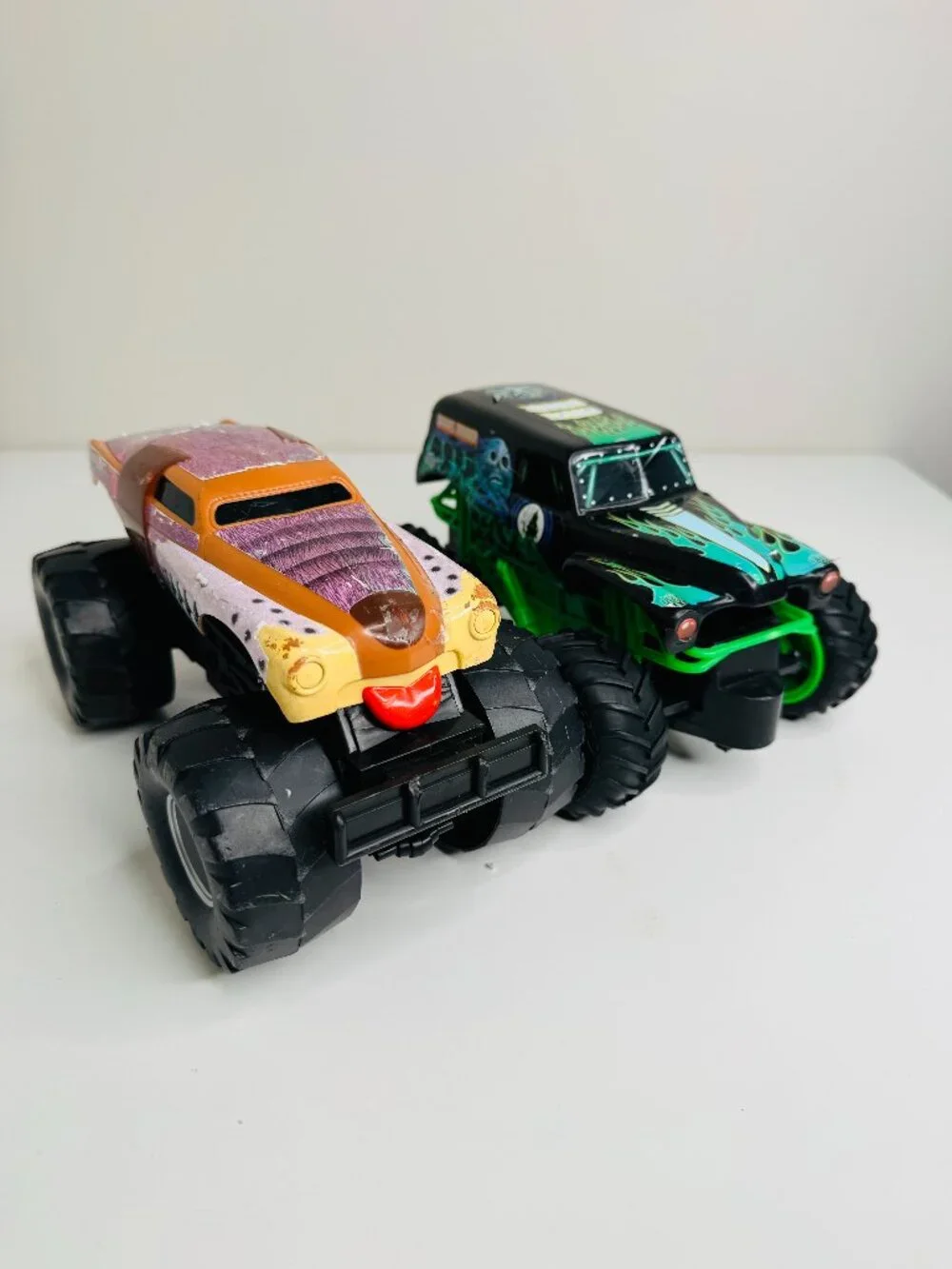 Monster Jam Monster Truck Toys Monster Mutt Grave Digger 1:24 Scale Plastic. The
